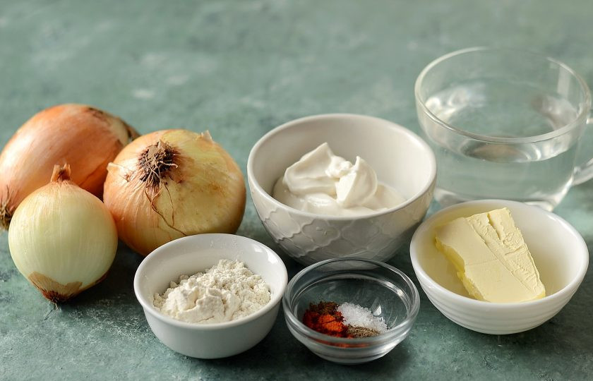 1. Этап. Луковая подлива для котлет: Подготовьте все ингредиенты.