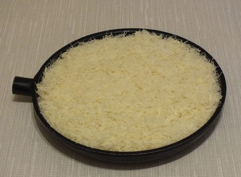 1. Этап. Кнафе: Сверху закройте второй частью теста. Придавите ладонью. Поставьте на плиту, на малый огонь. Готовьте до румяной корочки снизу.