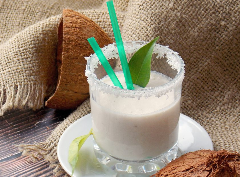 1. Этап. Кокосовый смузи: Подавайте вкусный смузи к столу.