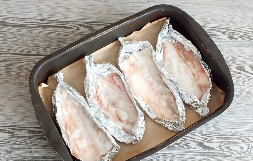 1. Этап. Пикша в духовке под сыром: Подготовленную рыбу выложите в форму для запекания.