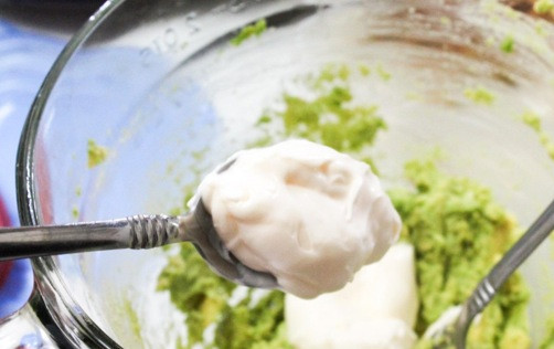 1. Этап. Салат с авокадо и курицей: В салатнице смешайте авокадо и майонез. Перемешайте.