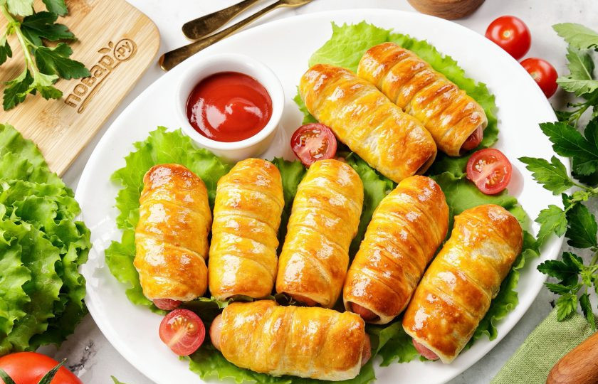 1. Этап. Сосиски в слоеном бездрожжевом тесте в духовке: Сосиски в слоёном бездрожжевом тесте в духовке готовы. Подавайте горячими. Приятного аппетита!