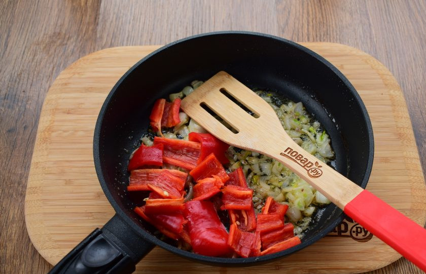 1. Этап. Индейка в красном соусе: 4. К оставшемуся на сковороде маслу добавьте сливочное масло, крупно нарезанные лук и чеснок, пассеруйте 2 минуты. Затем добавьте перец, нарезанный на средние ломтики, и готовьте 2 минуты.