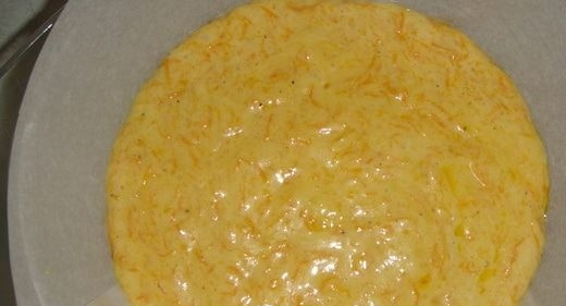 1. Этап. Выпечка с морковью: Далее добавьте морковь с карамелью. Перемешайте тесто. Влейте его в круглую форму для выпечки с пергаментом.