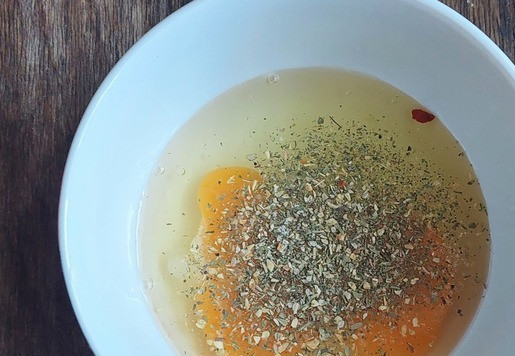 1. Этап. Тортилья с яйцами, сыром и помидорами: В емкость вбить яйца, добавить соль и специи.