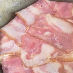 1. Этап. Индейка, запеченная слоями: Если остались открытые участки, закрыть их дополнительными полосками бекона. Закрыть форму фольгой и запекать в духовке при 180-190С 45 минут. Затем снимите фольгу и продолжайте запекать еще 15 минут.