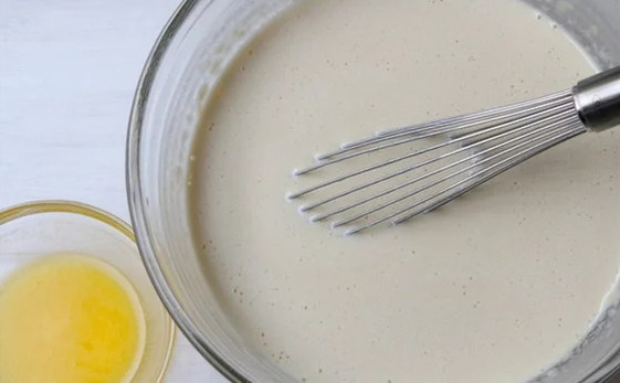 1. Этап. Французские блинчики на молоке: 2. В глубокой мисочке взбейте яйца с сахаром, ванильным экстрактом, мукой и стаканом молока. После влейте оставшееся молоко, тщательно взбивая, чтобы не было комочков. Масло растопите, остудите и добавьте в тесто.