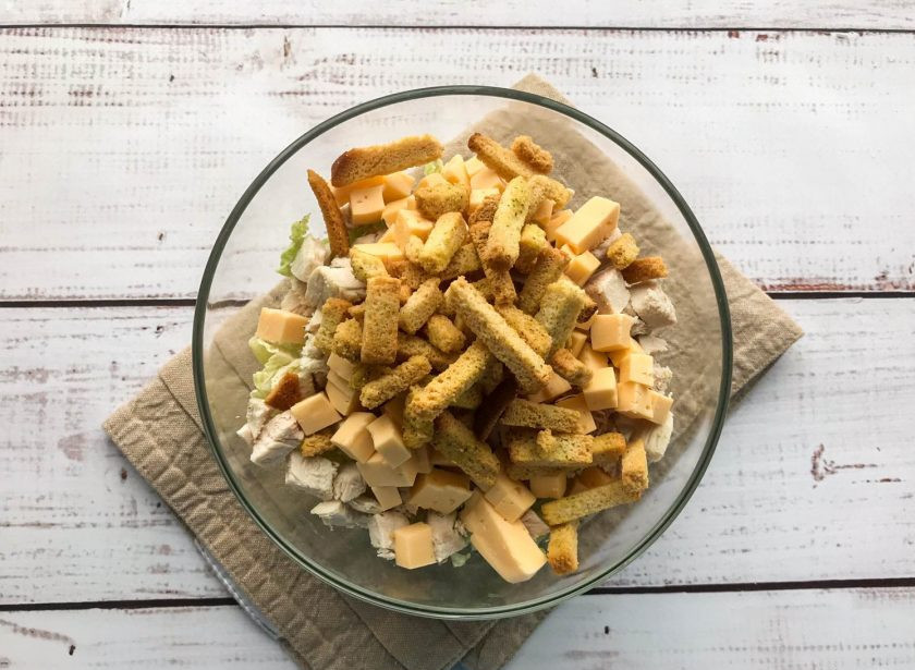 1. Этап. Пекинский салат с курицей и сухариками: В конце приготовления добавьте сухарики.