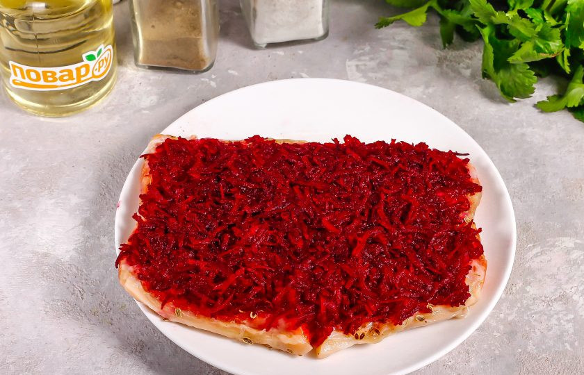 1. Этап. Гравлакс со свеклой: Выложите натертую свеклу и разровняйте ее на поверхности кусочков рыбы. Прикройте пищевой пленкой, оставляя небольшие отверстия для воздуха. Поместите в холодильник на сутки. Помните, если нарезка тонкая, то лучше всего удалить свеклу примерно через 4-5 часов, иначе она ее прокрасит насквозь.