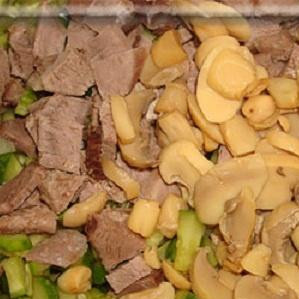 1. Этап. Китайский салат Шаньдун: 3. Открыть банку с шампиньонами. Сок вылить, а грибы нарезать небольшими дольками. Когда огурцы достаточно замаринуются в соевом соусе, выложить туда мясо и шампиньоны. Все перемешать.