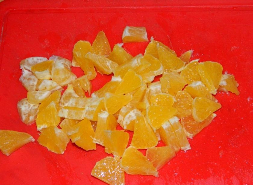 1. Этап. Варенье из арбузных корок с цитрусами: Апельсины почистите и нарежьте, отправьте в варенье.