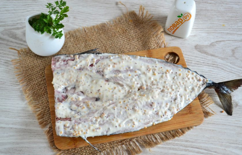 1. Этап. Скумбрия в сметане в духовке: Скумбрию посолите, смажьте с обеих сторон подготовленным соусом.