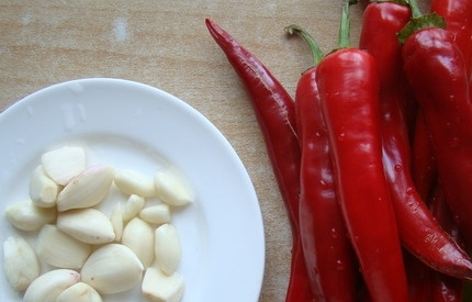 1. Этап. Паста чили: 1. Этот рецепт приготовления пасты чили очень простой, понадобится нам минимальный набор продуктов. Для начала очищаем перец и чеснок.