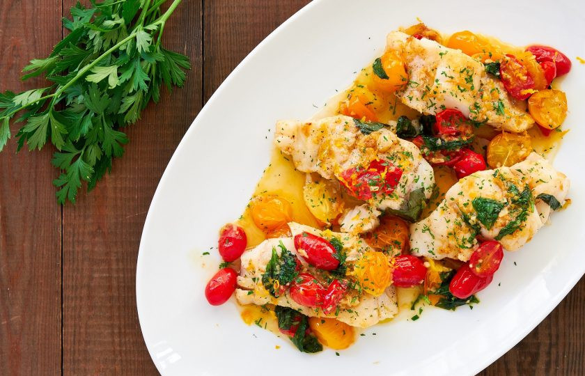 1. Этап. Треска, обжаренная на сковороде с черри: 7. Рыбку вместе с томатами, базиликом и образовавшимся соусом выложите в тарелку, подавайте немного остывшее блюдо.