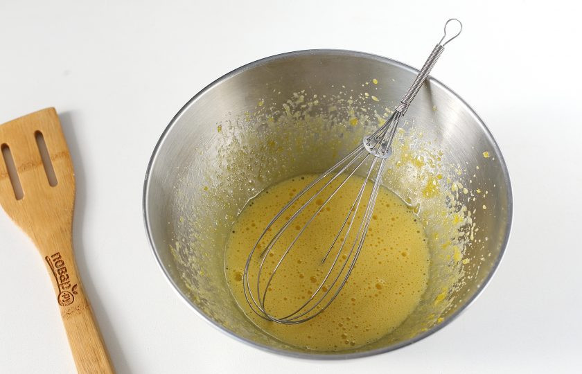 1. Этап. Тыквенно-морковный кекс: Отдельно взбейте желтки с 50 грамм сахара.