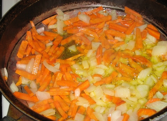 1. Этап. Постный борщ со свеклой: Вы тем временем порежьте лук мелкими кубиками и морковку тоже соломкой (кто любит, можете натереть её на терке). Обжарьте, как и свеклу, на масле, добавьте в кастрюлю.