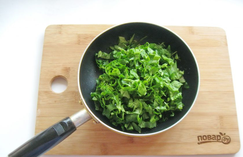 1. Этап. Греческая улитка с сыром и шпинатом: Приготовьте начинку для пирога. Шпинат помойте, мелко нарежьте и выложите в сковороду. Налейте две столовые ложки воды и тушите шпинат 1-2 минуты.