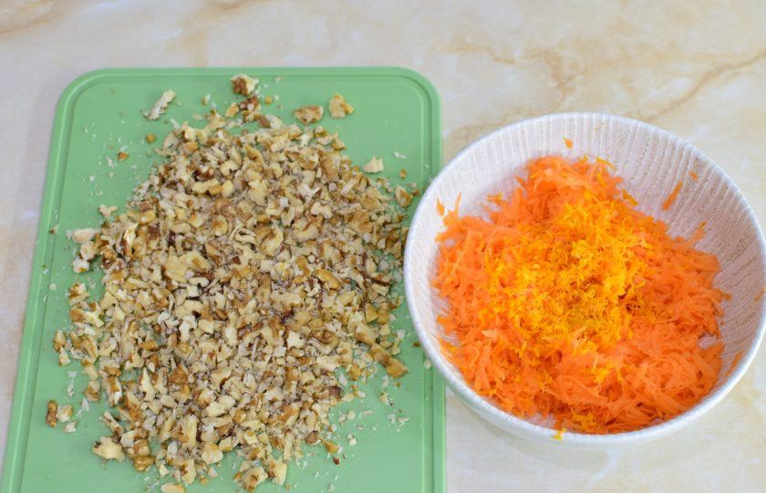 1. Этап. Морковный торт с маскарпоне и орехами: Морковь потрите на средней терке. Снимите цедру с апельсина. Грецкие орехи порубите ножом, но сильно не измельчайте. Для аромата орехи можно предварительно обжарить и остудить.