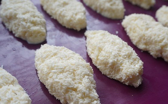 1. Этап. Батончик Bounty: 2. Далее из получившейся массы сформируйте батончики. Для этого отделите от массы необходимое количество ореха со сгущенкой, скатайте батончик и сложите на тарелку или противень. Удобнее работать в перчатках.