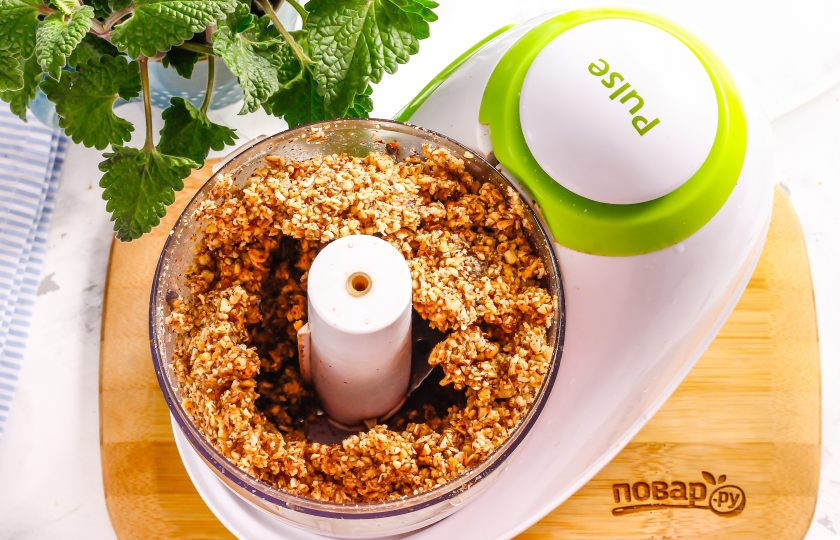 1. Этап. Постные конфеты: Еще раз измельчите все в течение 3-5 минут. Масса станет более жирной, за счет орехового масла и изюма. Ее можно будет лепить.