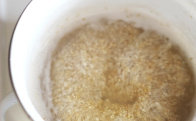 1. Этап. Каша с орехами и сухофруктами: Тем временем сварим кашу. Промойте ячневую крупу, переложите ее в кастрюлю и залейте водой. Кипятите на медленном огне, затем посолите и перемешайте. Варите еще 20 минут. Слейте воду.