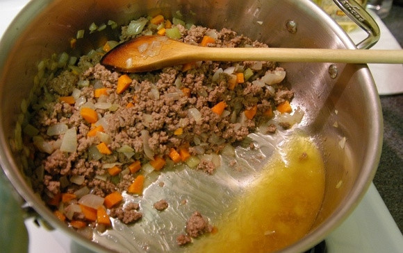 1. Этап. Английский Пастуший пирог классический: 10. Ложкой отодвиньте содержимое в одну сторону, слейте получившийся жир, он не нужен.