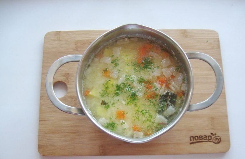 1. Этап. Кулеш с салом: Варите кулеш до готовности всех ингредиентов. В конце добавьте нарезанную зелень укропа или петрушки.