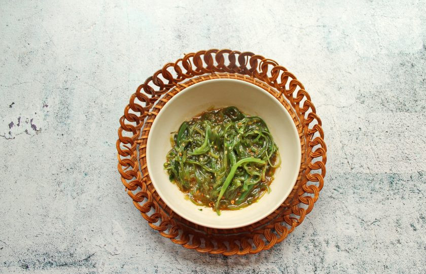 1. Этап. Салат Чука с ореховым соусом: Все хорошо перемешайте.