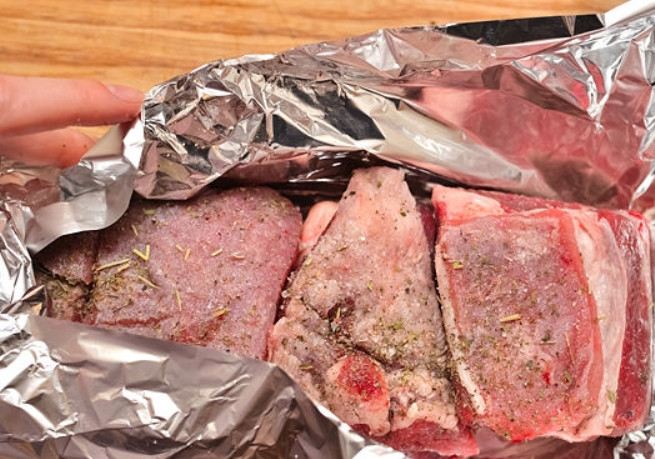 1. Этап. Говядина на кости: Тщательно оберните ребра в несколько слоев фольги. Разогрейте духовку до 120 градусов.