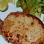Маринованное мясо Мечта Можно использовать любую часть свинины: шейку, вырезку, лопатку. Мясо помыть, обсушить бумажной салфеткой и нарезать порционными кусками. Важный нюанс: мясо нарезаем поперек волокон. Кто желает, может каждый кусочек отбить слегка кухонным молоточком. Я не отбиваю. Приготовить маринад. Смешать оливковое масло, горчицу, перцы, мёд, соль и тёртый (на мелкой тёрке) свежий имбирь. Замариновать в готовом маринаде порционные куски мяса. В идеале мариновать всю ночь в холодном месте, если нет времени, то вполне хватает мариновать при комнатной температуре, около часа, двух. Мясо пожарить на смазанной оливковым маслом сковороде (хорошо прогретой), с каждой стороны по 3,5 минуты (огонь средний). Всё зависит от того, какой толщины кусок мяса и где вы купили свинину. Если пережарить, получится сухарь! Свининка в готовом виде. Я подавала с салатиком. Приятного аппетита!