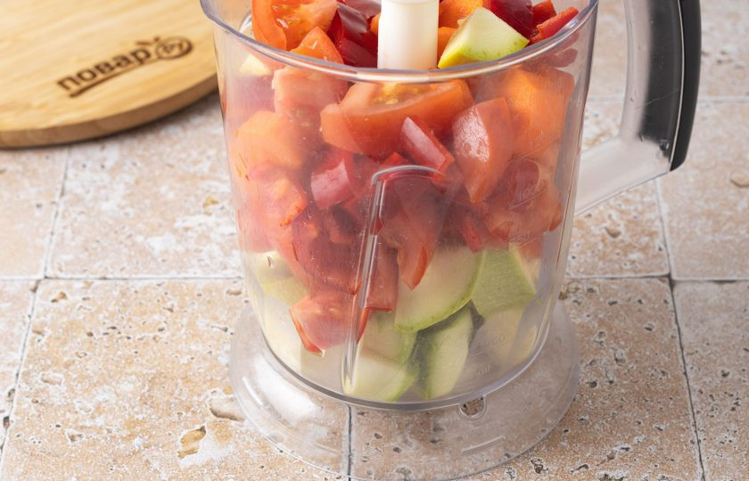 1. Этап. Аджика из кабачков на зиму: Измельчите овощи в блендере или прокрутите через мясорубку.