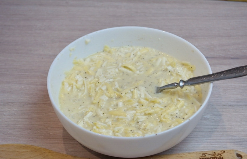 1. Этап. Ачма ленивая из лаваша: 5. Сырная начинка для ачмы готова. Относительно консистенции массы: она должна быть жидкой, но не слишком. Консистенция, как жидкая сметана. Данную начинку мы будем выкладывать на лист лаваша. Слишком жидкая начинка превратит ачму в кашу.