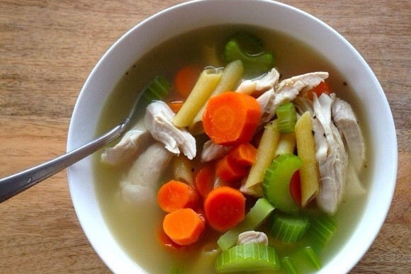 1. Этап. Куриный суп с овощами и макаронами: 9. Готовый супчик разлейте по тарелкам и подавайте.