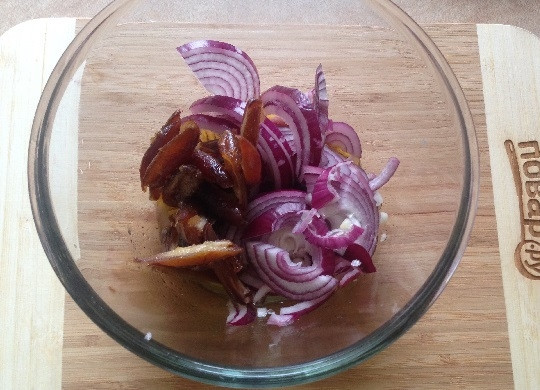 1. Этап. Салат из рукколы, лука и фиников: 4. Отправляем лук и финики в маринад. Перемешиваем и отправляем в холодильник на 1 час. Скажу по секрету: через час лук с финиками уже можно есть и без остальных ингредиентов :))