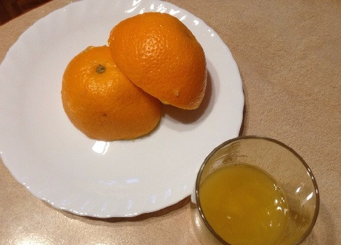 1. Этап. Фруктовый мусс: Из апельсина выдавим сок. Ничего страшного, если в сок попадет и мякоть. Желатин набух, добавим его в сок и растворяем на водяной бане.