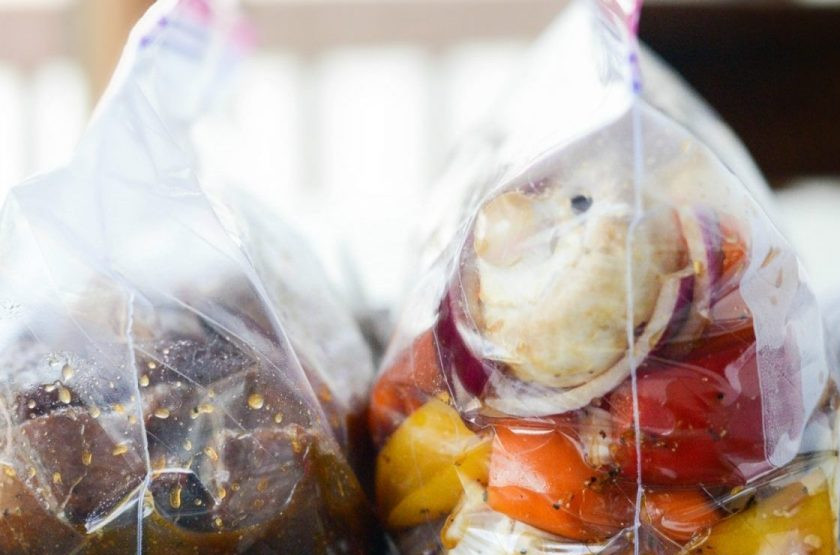 1. Этап. Кебаб из говядины и овощей: Оставьте продукты мариноваться в холодильнике на 8 часов.