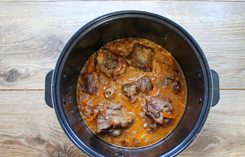 1. Этап. Говяжьи хвосты в мультиварке: После звукового сигнала разложите готовые хвосты по тарелкам и подавайте к столу.