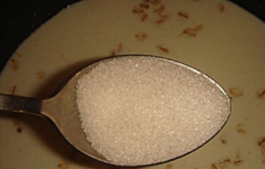 1. Этап. Каша геркулесовая в мультиварке: Налейте молоко, добавьте сахар и соль.