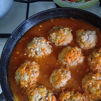 1. Этап. Ёжики: Горячим соусом залить ёжики, накрыть сковороду крышкой и поставить тушиться на средний огонь на 30 - 40мин.