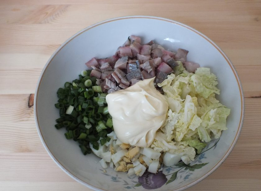 1. Этап. Салат из селедки с сыром: Добавьте в салатник, заправьте майонезом. Перемешайте.