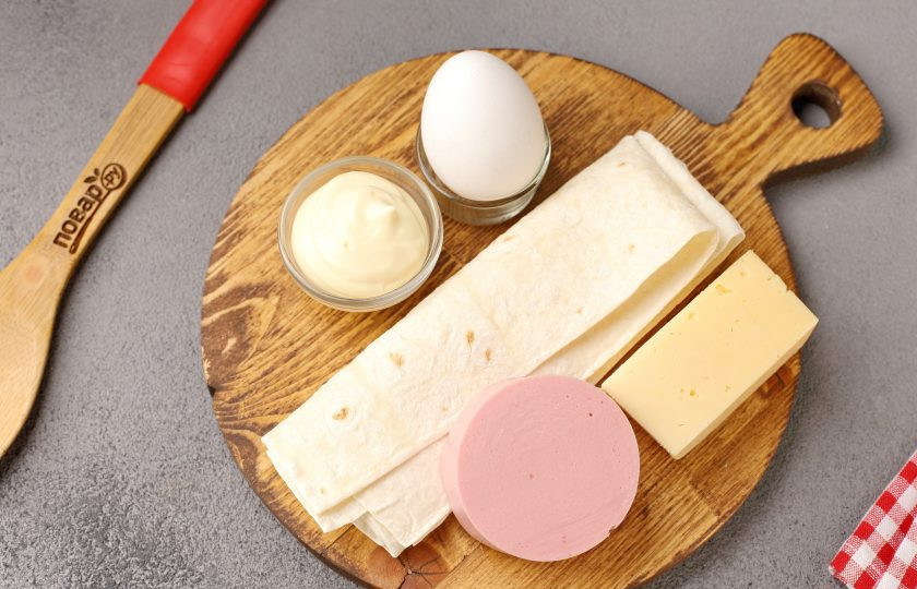 1. Этап. Чипсы из лаваша с яйцом, сыром и колбасой: Подготовьте все ингредиенты.