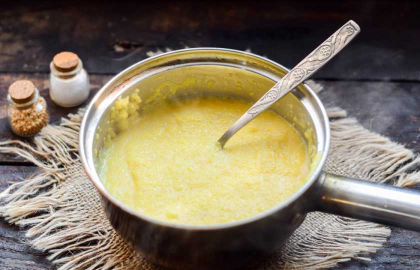 1. Этап. Кукурузная каша на молоке для ребенка: Варите кукурузную кашу 20-25 минут, постоянно помешивая, чтобы она не пригорела. По необходимости можно еще подлить немного воды или молока.