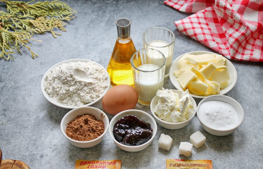 1. Этап. Капкейки с кремом чиз: Подготовьте все необходимые ингредиенты для приготовления капкейков с кремом чиз. Сливочное масло достаньте из холодильника заранее, чтобы оно стало мягким.