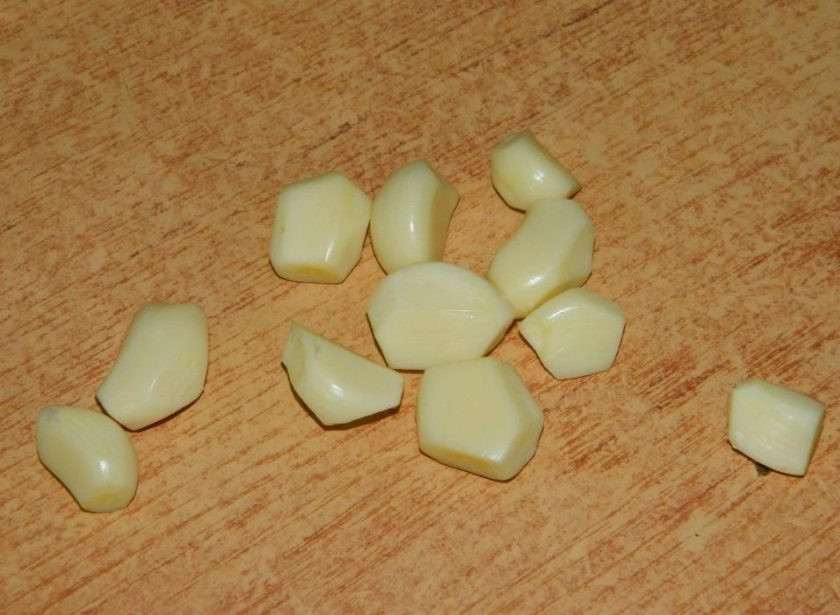 1. Этап. Хренодёр с помидорами и чесноком: Чеснок очистите.