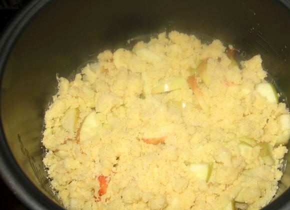 1. Этап. Песочный пирог в мультиварке: Сверху выкладываем оставшееся тесто. Устанавливаем режим 