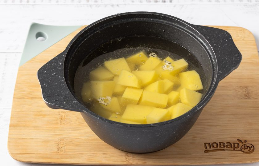 1. Этап. Котлеты из картофеля с перцем: Картофель очистите от кожуры, порежьте кубиками и отварите в кипящей подсоленной воде до мягкости.