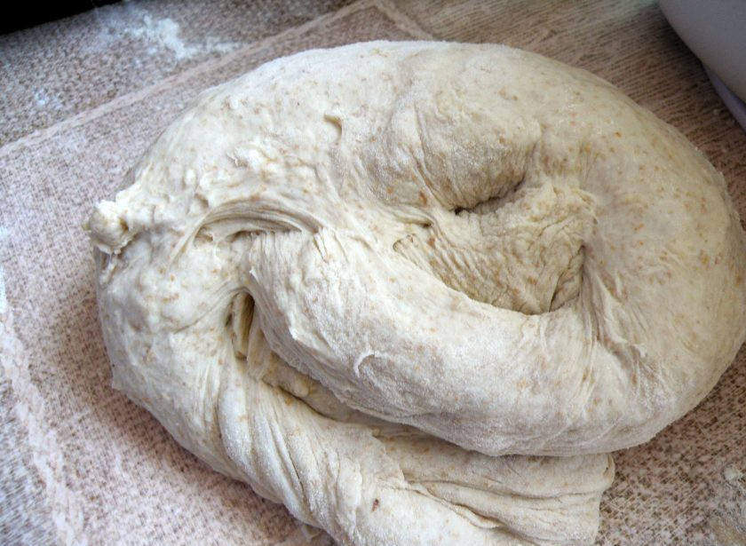 1. Этап. Хлеб отрубной на сыворотке: Подошедшее тесто обомните и разделите на три части.