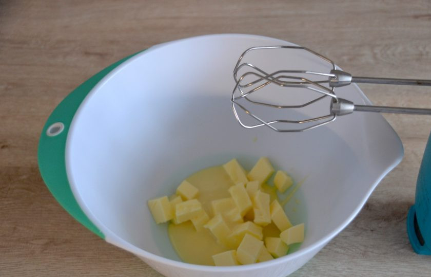 1. Этап. Пирожное Баунти: Для приготовления кокосовой начинки взбейте размягченное сливочное масло со сгущенным молоком на небольших оборотах.