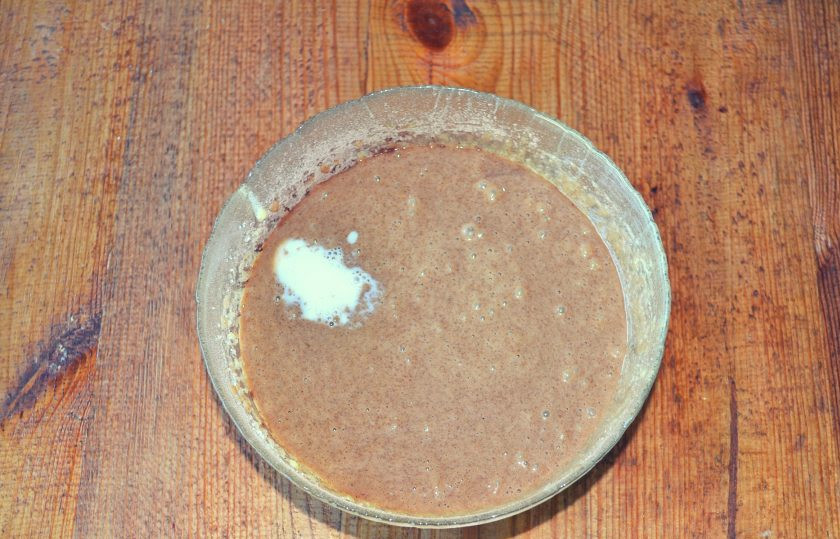 1. Этап. Торт Темный Ларри: Вливаем молоко и любимый алкоголь.