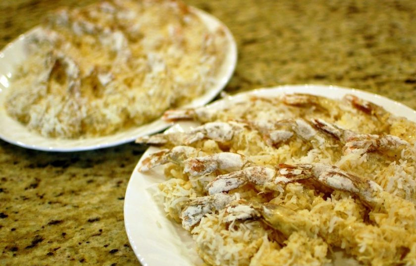 1. Этап. Карибские креветки: 5. Насыпьте в тарелку кокосовую стружку. После теста обкатайте креветки в кокосовой стружке, положите на отдельную тарелку и отложите на 30-60 минут.